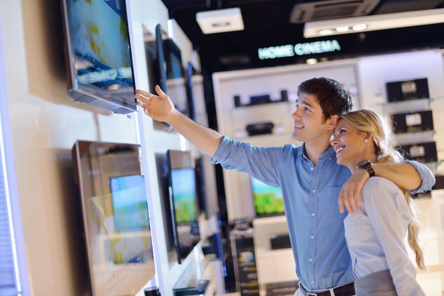 personnes dans un magasin d'électronique photo