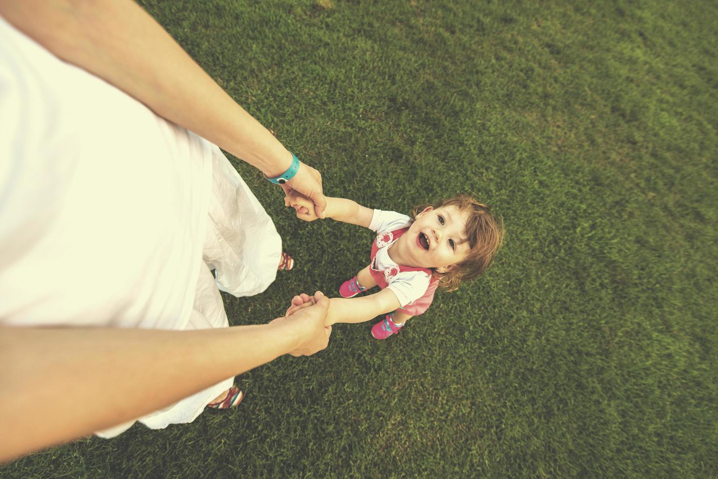 mère et petite fille jouant dans la cour photo