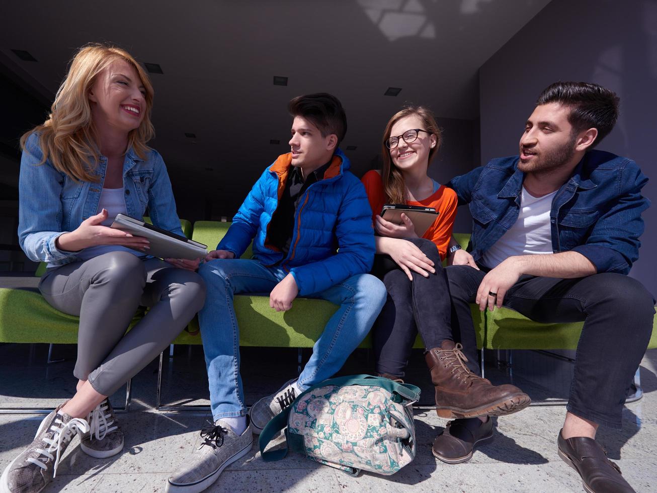 groupe d'étudiants travaillant ensemble sur un projet d'école photo