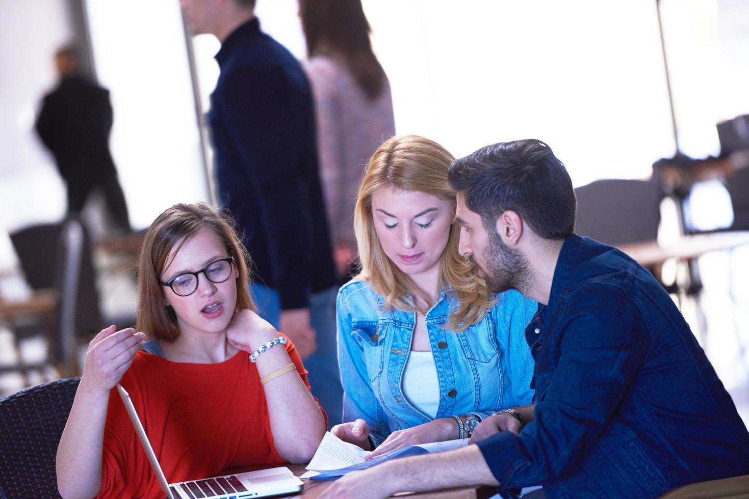 groupe d'étudiants travaillant ensemble sur un projet d'école photo