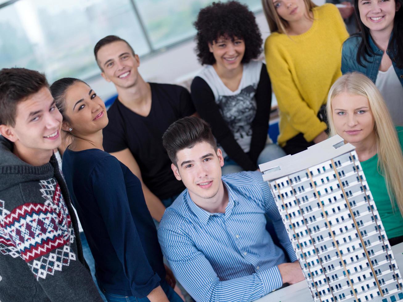 étudiants avec enseignant dans la classe de laboratoire informatique photo