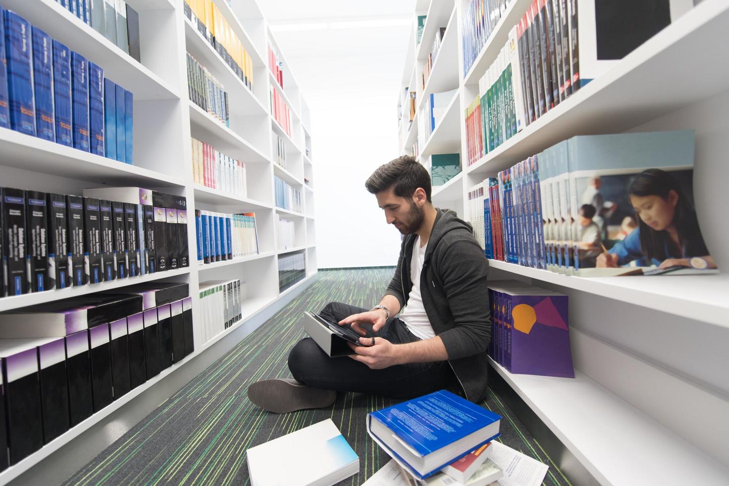 étude des étudiants à la bibliothèque de l'école photo