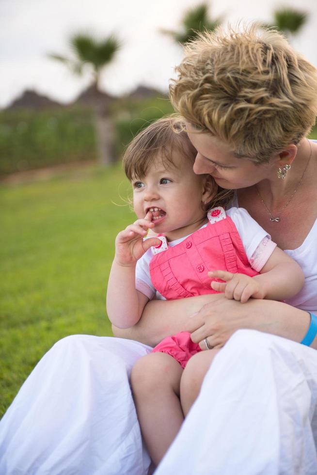 mère et petite fille jouant dans la cour photo