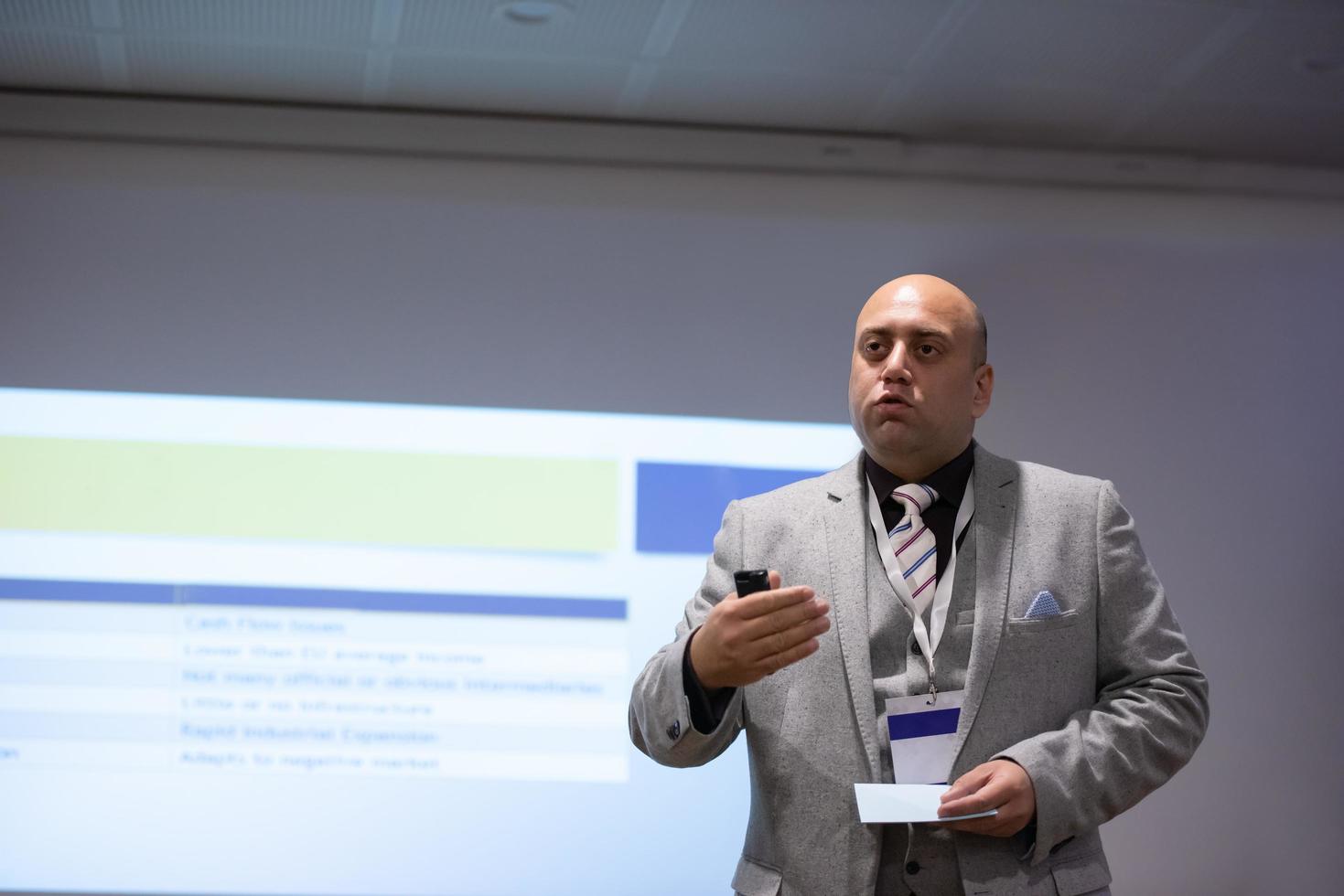 homme d'affaires donnant des présentations dans la salle de conférence photo