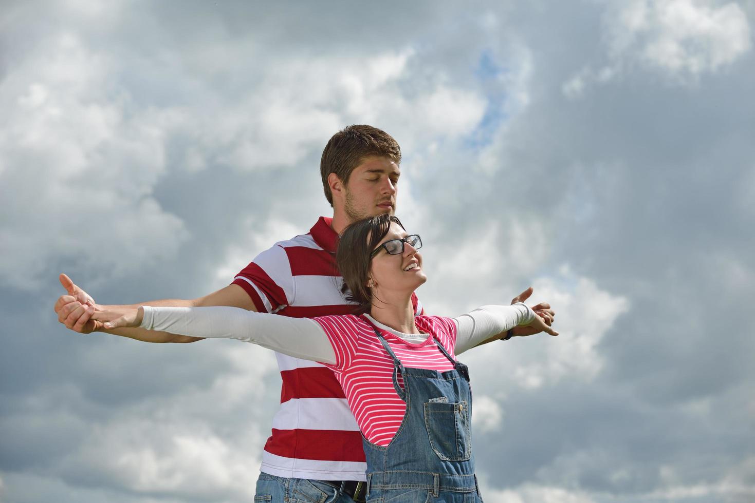 portrait de jeune couple romantique souriant ensemble en plein air photo