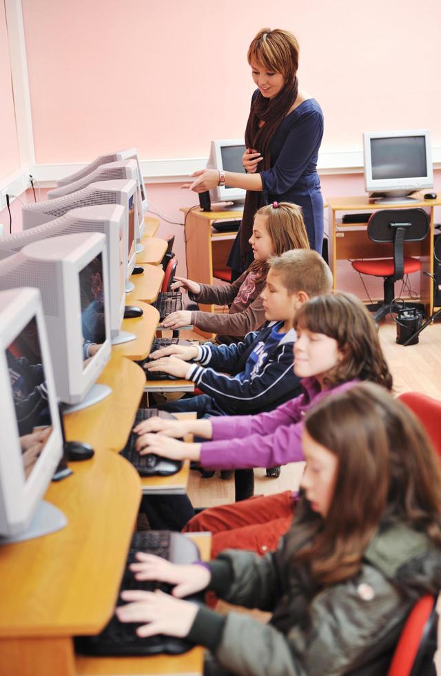 éducation informatique avec les enfants à l'école photo