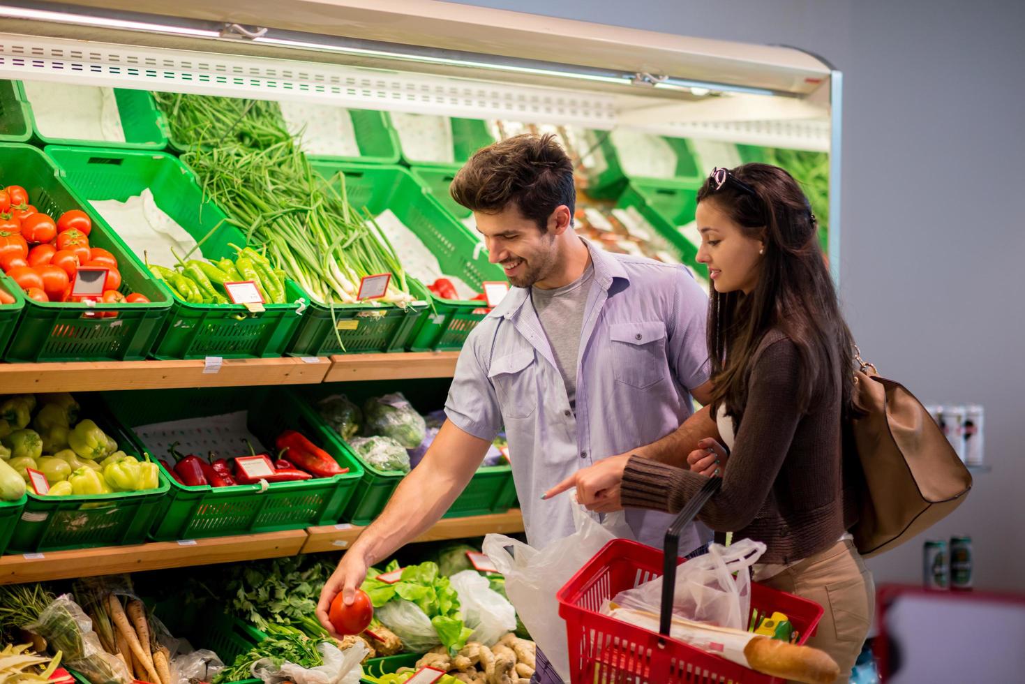 couple faisant du shopping dans un supermarché photo