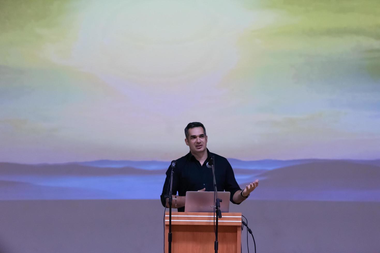 homme d'affaires donnant des présentations dans la salle de conférence photo