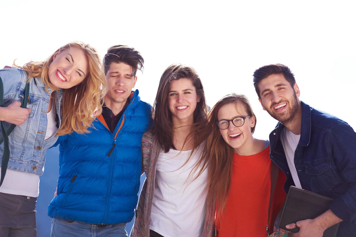 groupe d'étudiants heureux photo