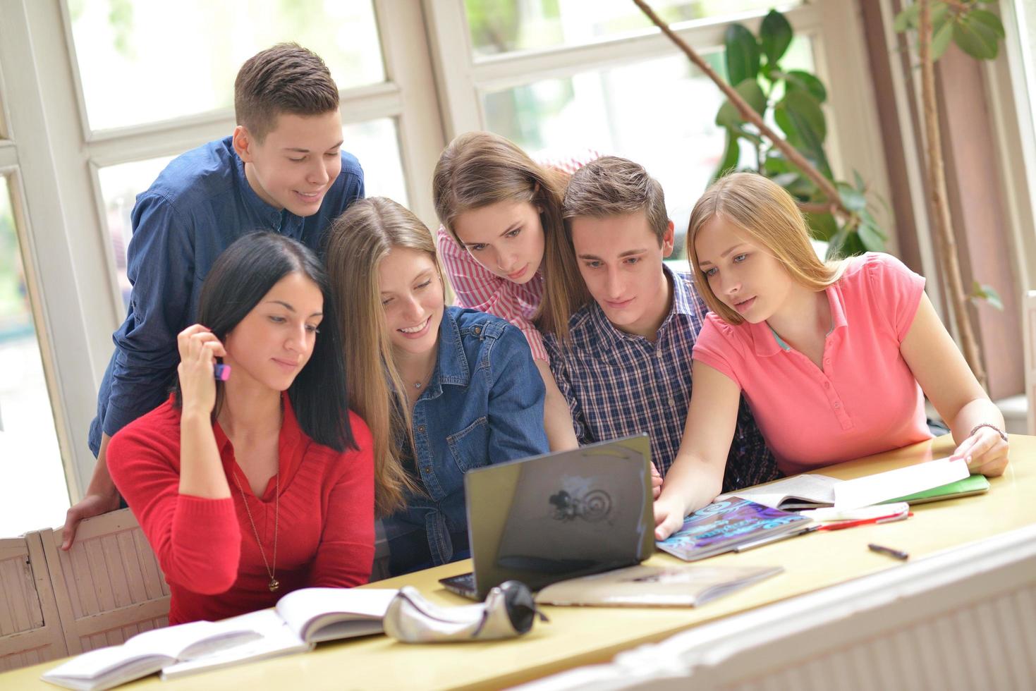 groupe d'adolescents heureux à l'école photo