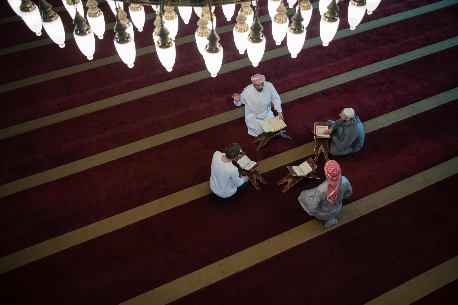 les musulmans dans la mosquée lisant le coran ensemble photo