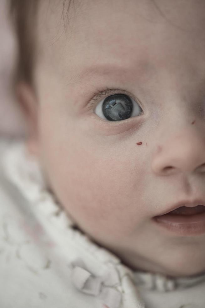 heureux nouveau-né petit bébé souriant photo