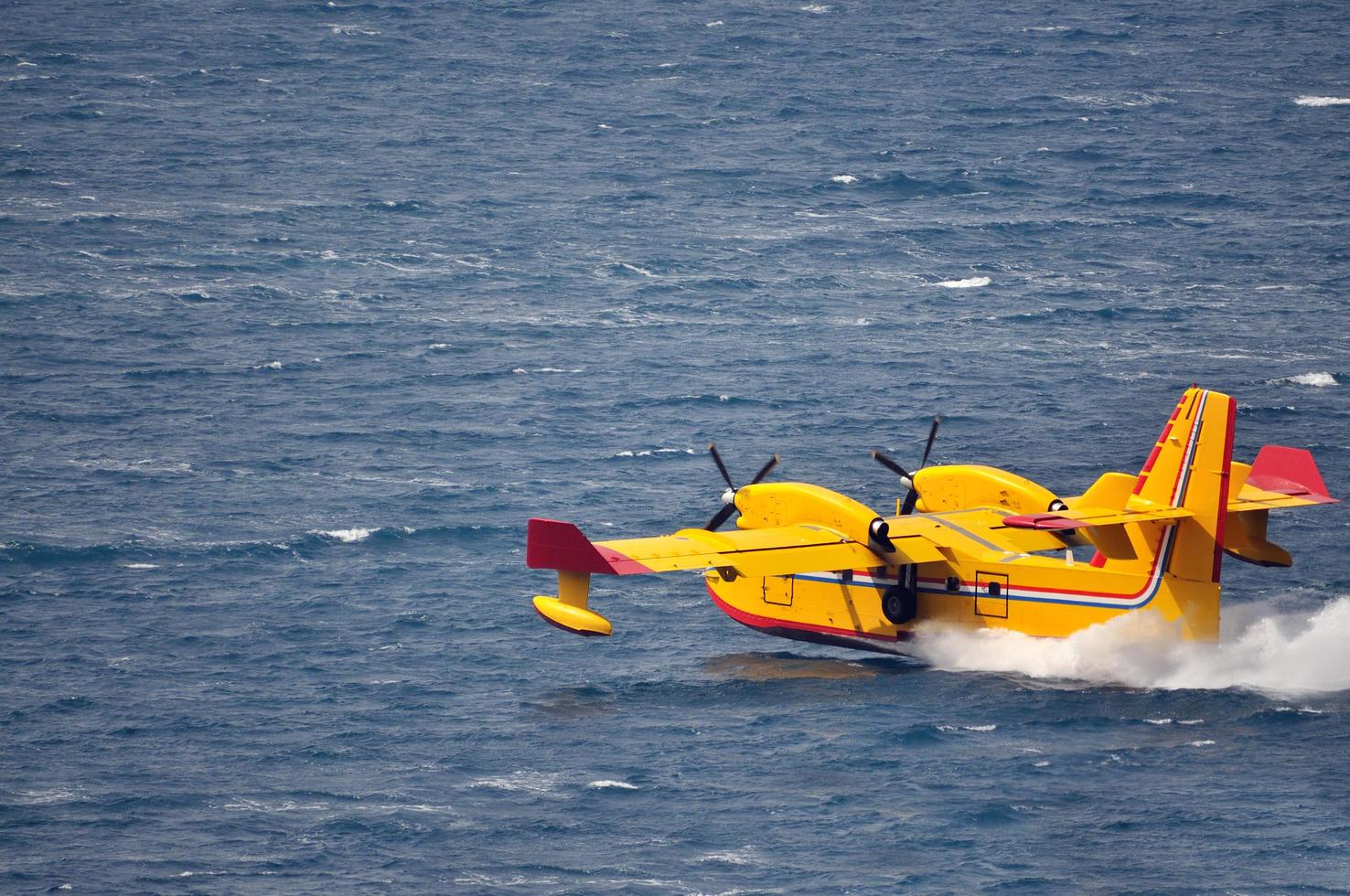 suède, 2022 - avion en mer prenant de l'eau photo