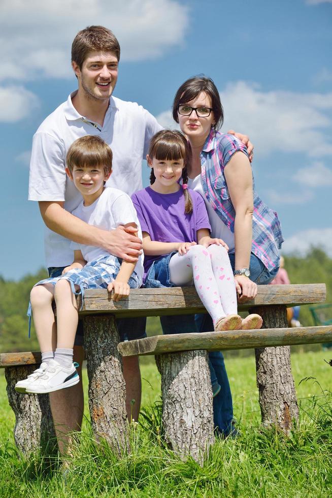 heureuse jeune famille s'amuser à l'extérieur photo