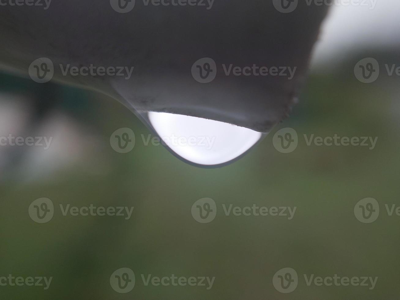 une goutte d'eau coule dans une gouttière photo