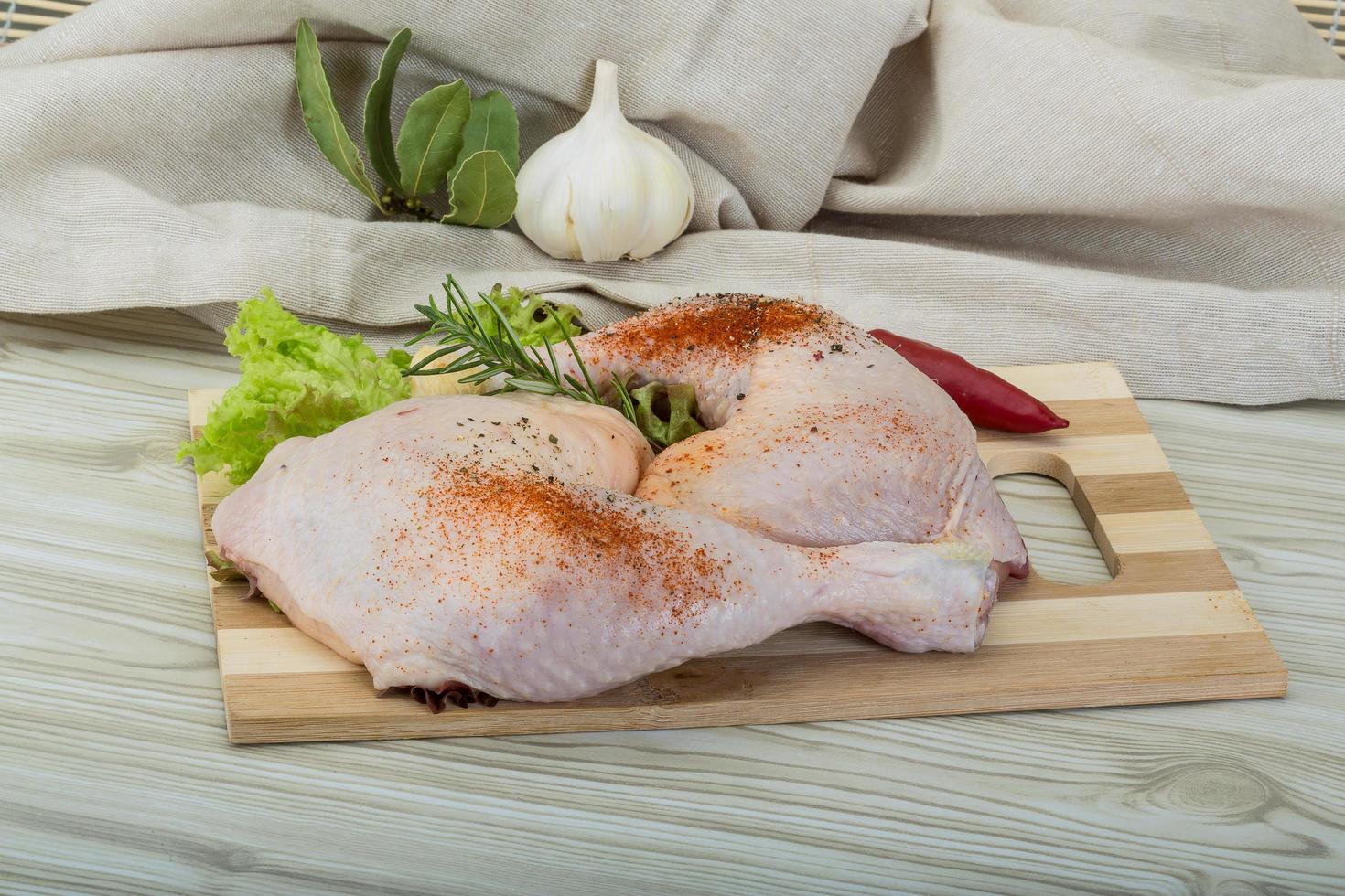 cuisse de poulet sur planche de bois et fond en bois photo