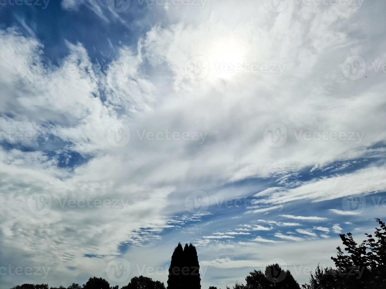 belles formations de nuages blancs moelleux dans un ciel d'été bleu profond photo