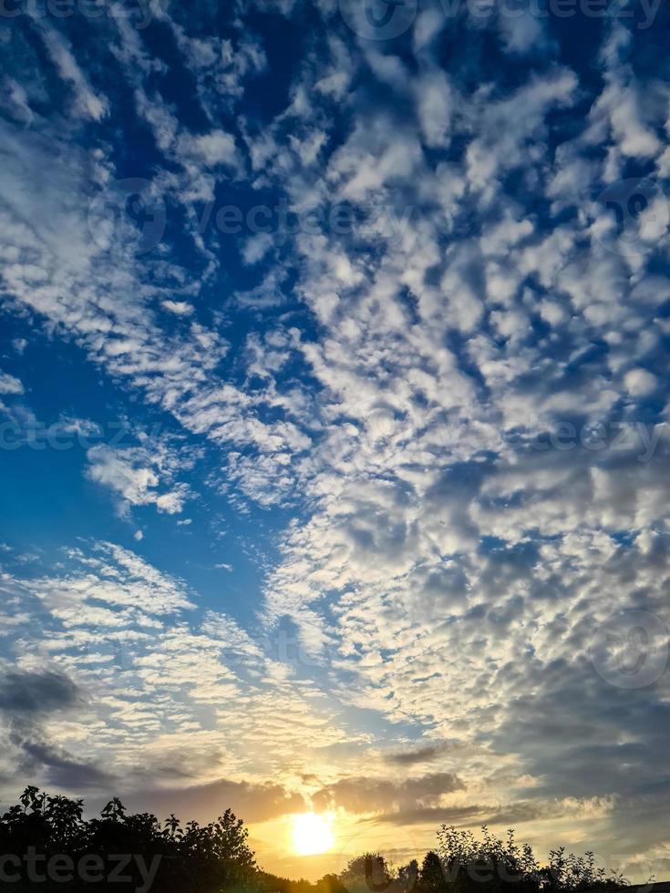 belles formations de nuages blancs moelleux dans un ciel d'été bleu profond photo