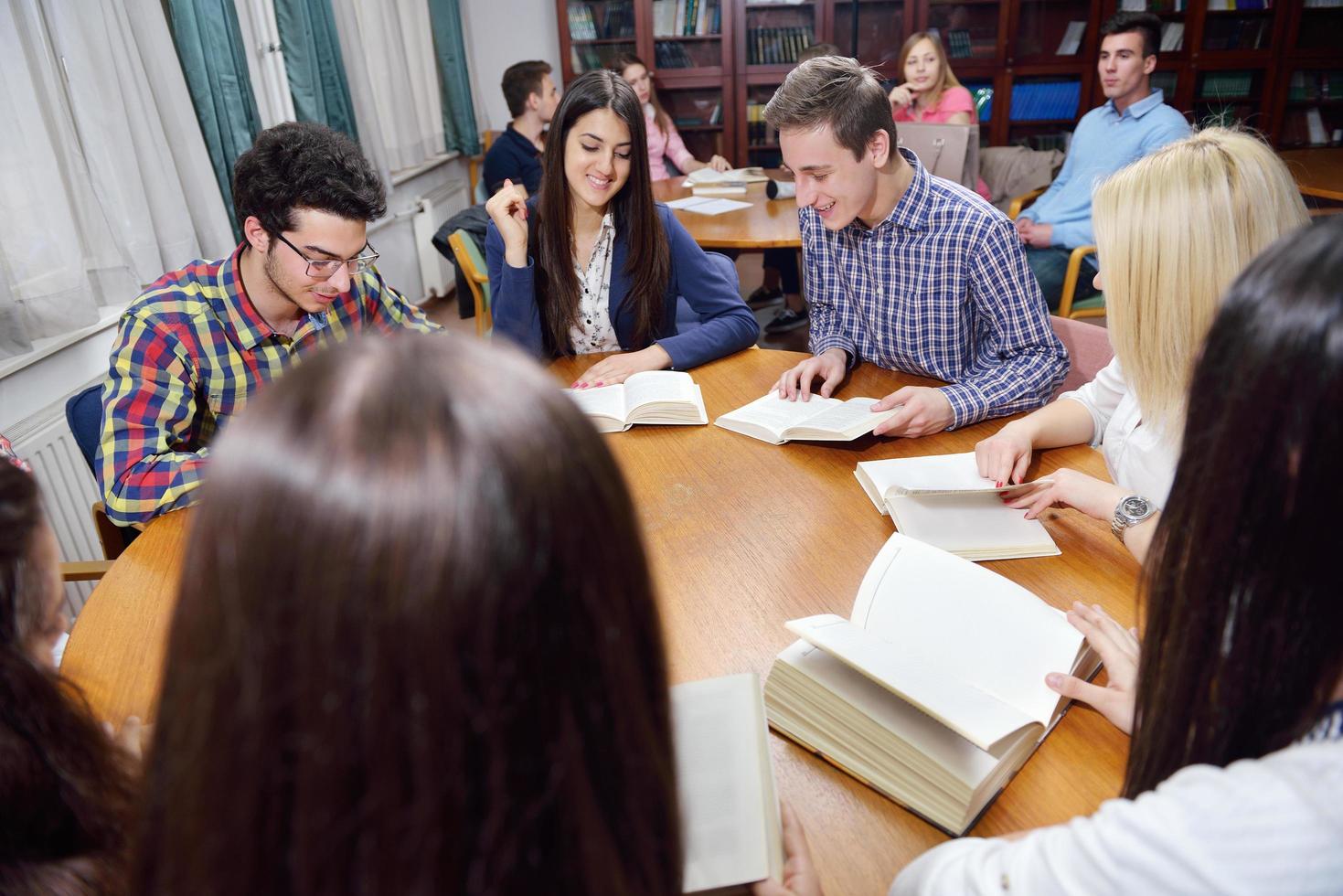 groupe d'adolescents heureux à l'école photo