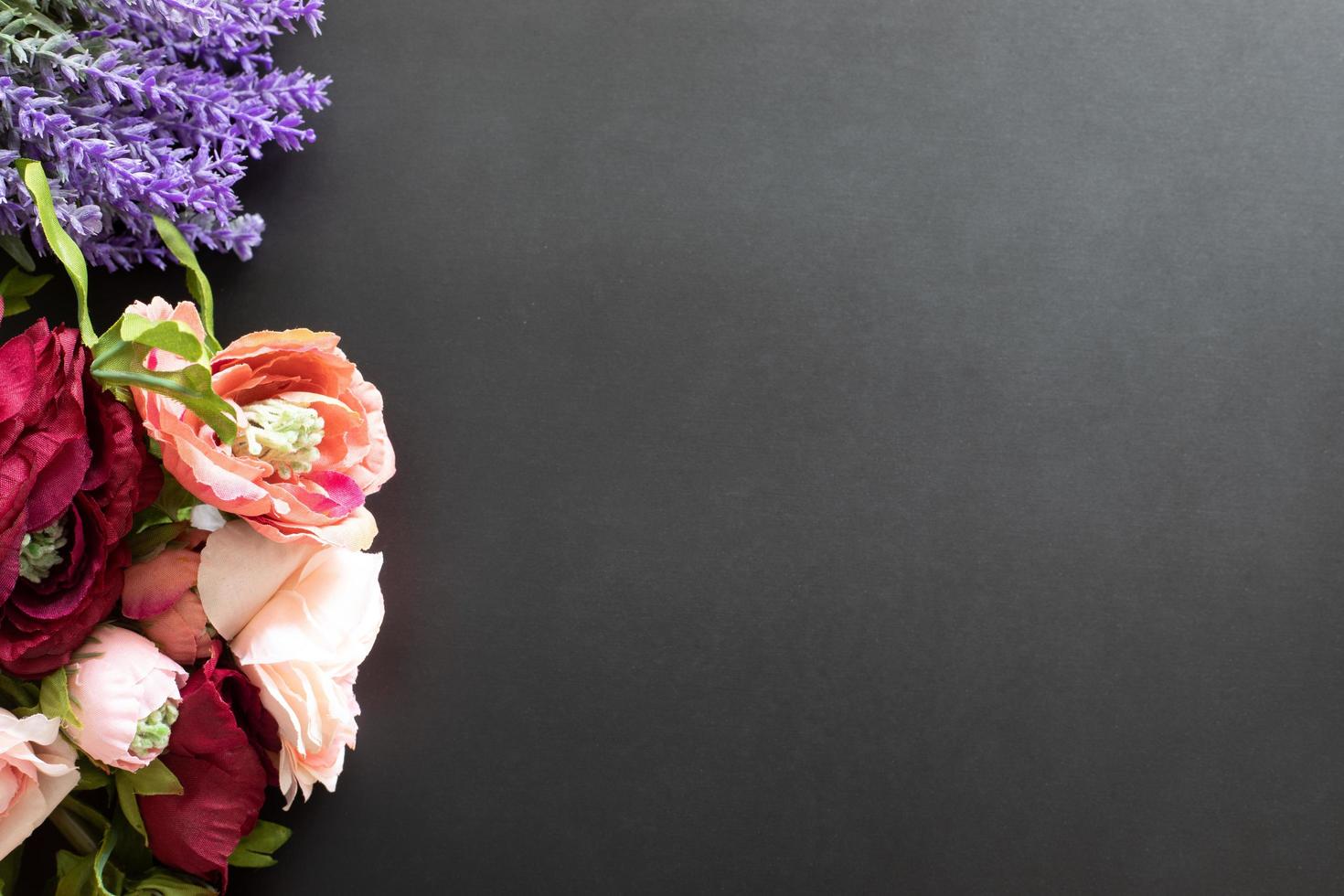 le beau bouquet comprend des plantes de décoration sur fond noir avec un espace de copie photo