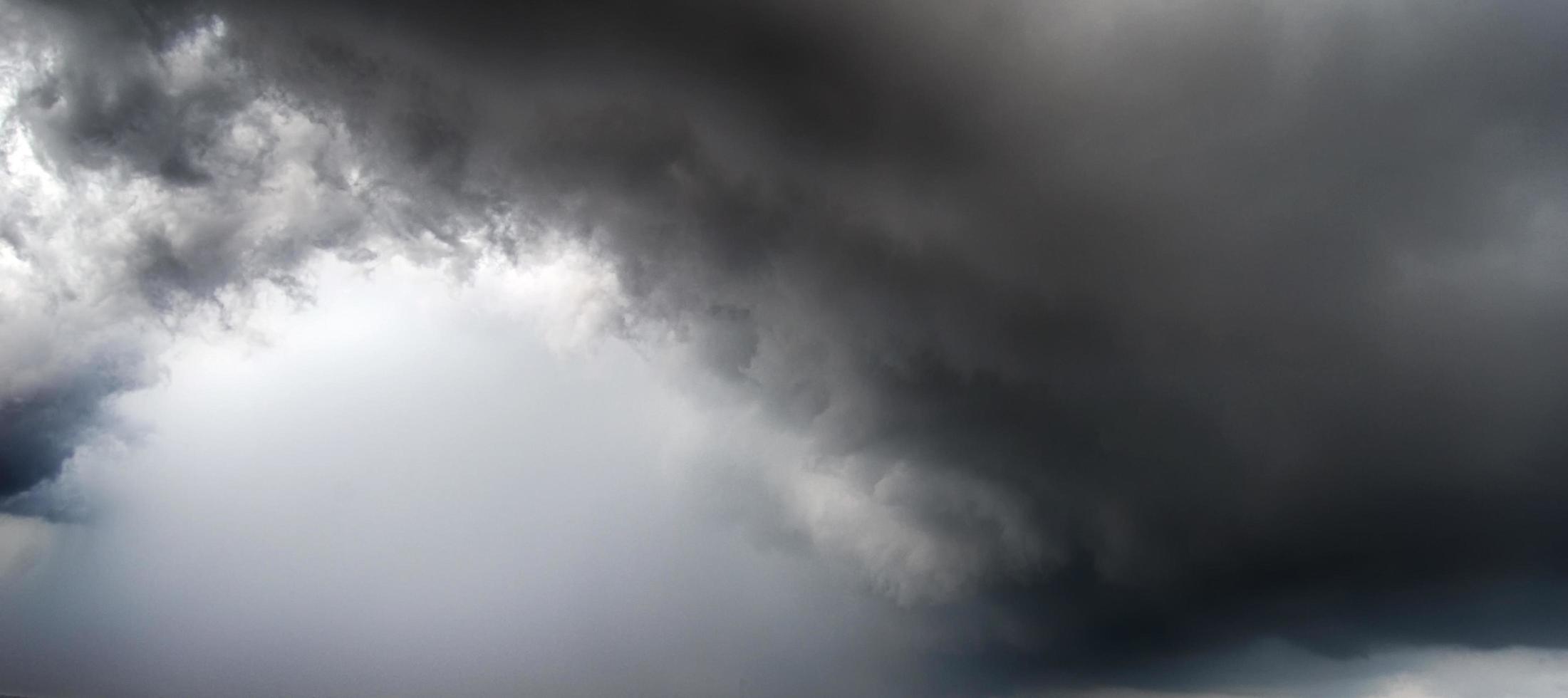 supercellule de tempête. supercellule effrayante. orage violent dans les grandes plaines. photo