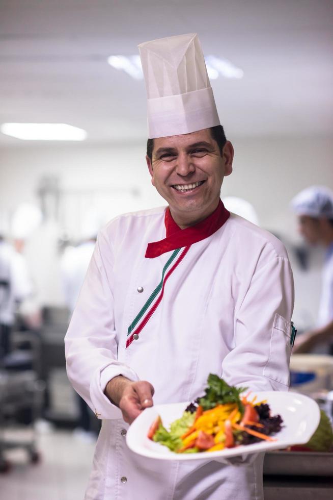 chef montrant une assiette de repas savoureux photo