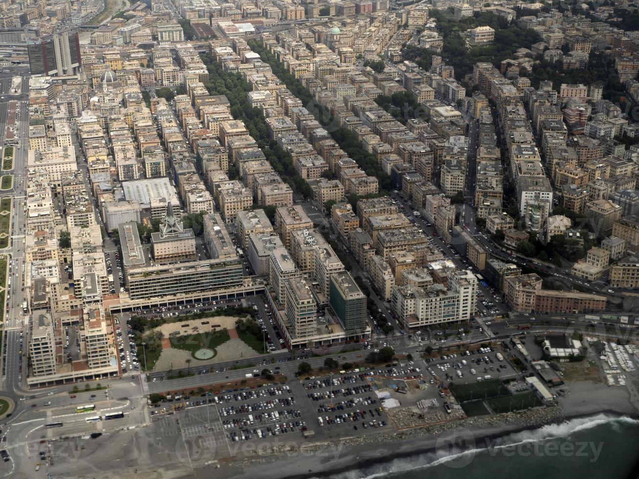 Vue aérienne du district de Gênes depuis l'avion photo