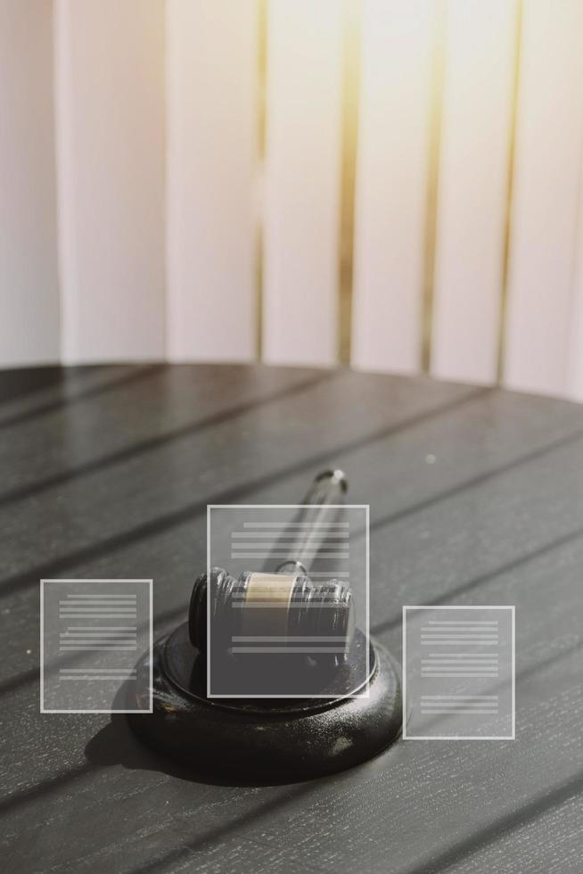 concept de justice et de droit. juge masculin dans une salle d'audience avec le marteau, travaillant avec, clavier d'ordinateur et d'accueil, lunettes, sur table à la lumière du matin photo