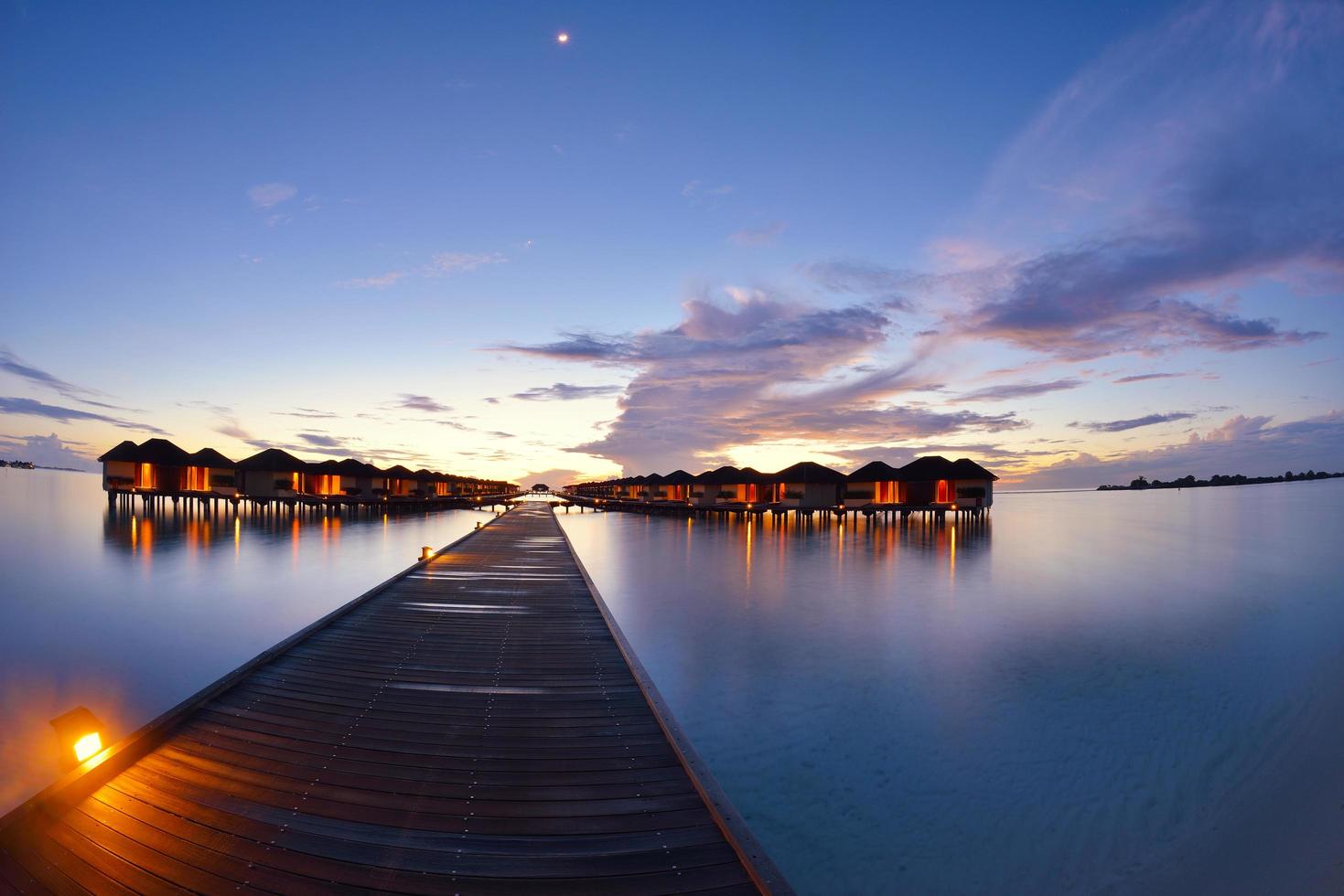 coucher de soleil sur la plage tropicale photo