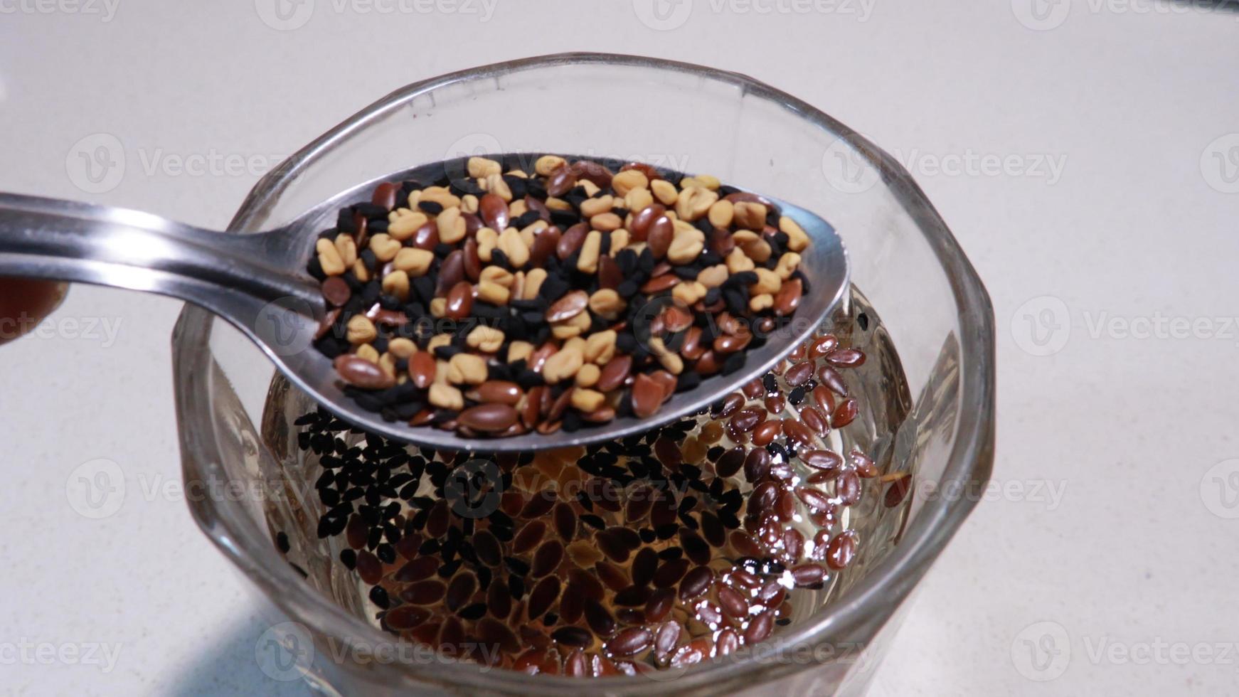 alsi kalonji methi dana ka paani, graines de lin nigella sativa ou eau de fenugrec pour la santé, ingrédients eau pour une bonne santé, vue de dessus photo