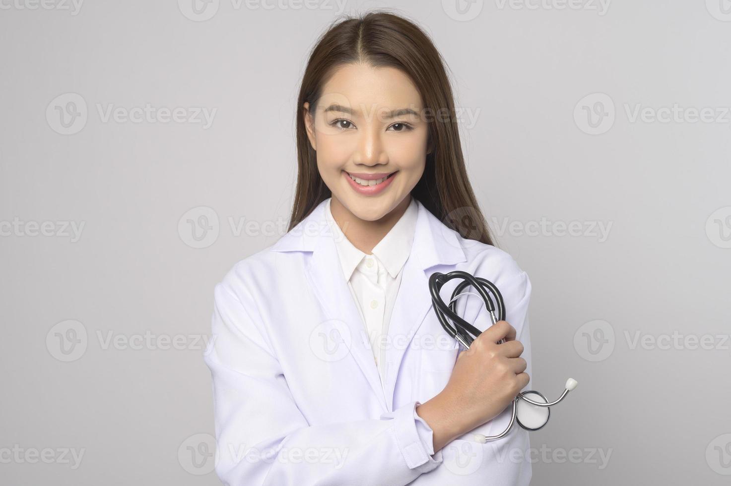 portrait de femme médecin confiant sur fond blanc studio, concept de soins de santé et de technologie médicale. photo