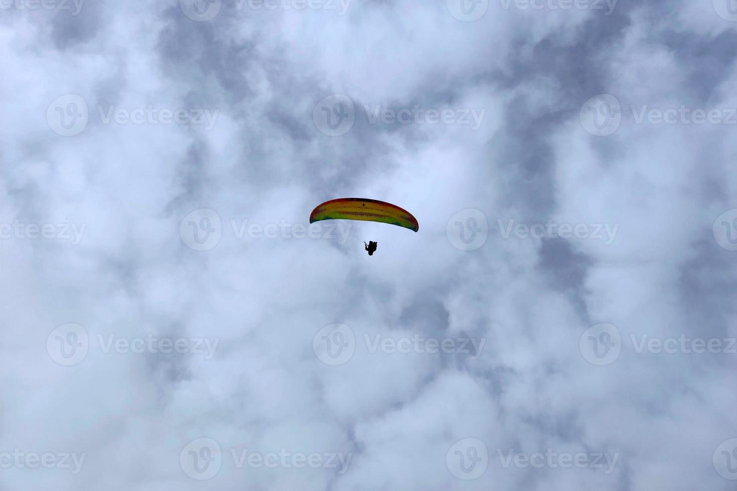 parapente sur ciel nuageux photo