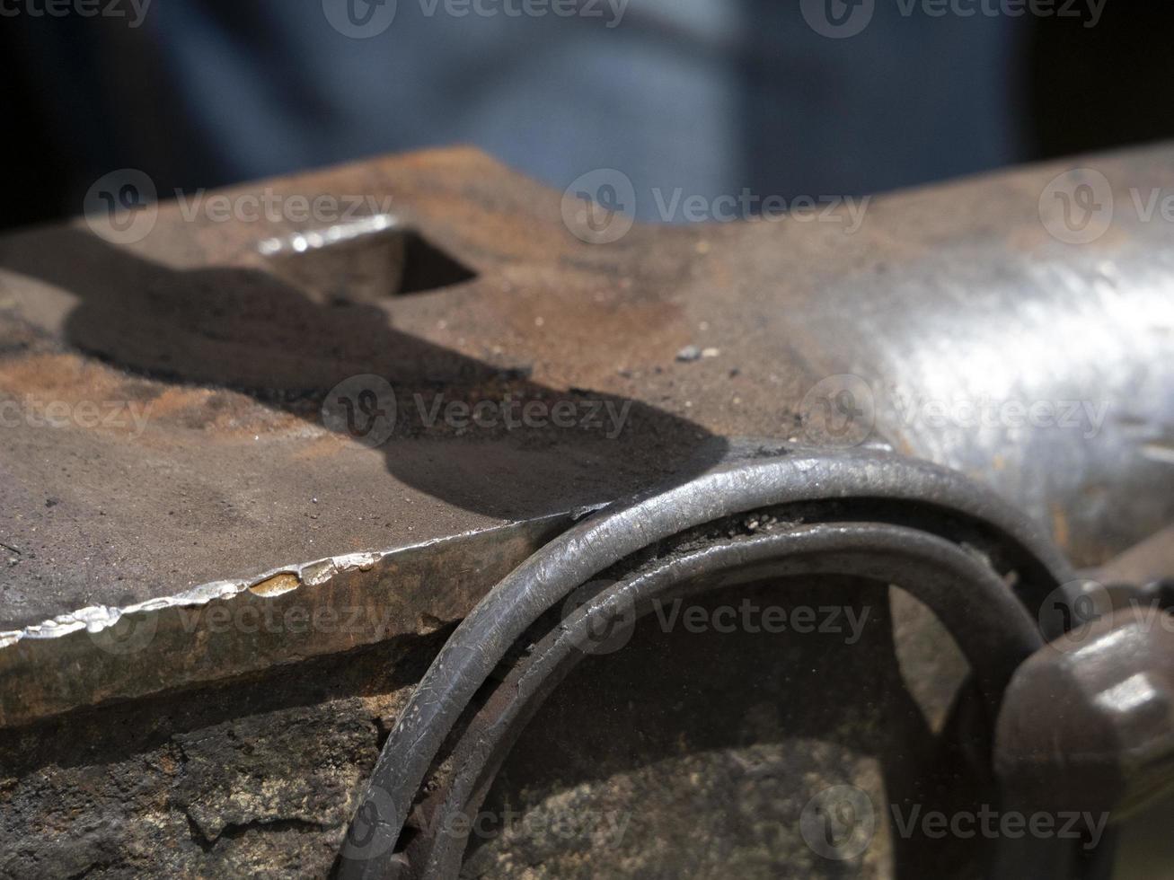 forgeron ferrant un âne et nettoyant le sabot photo