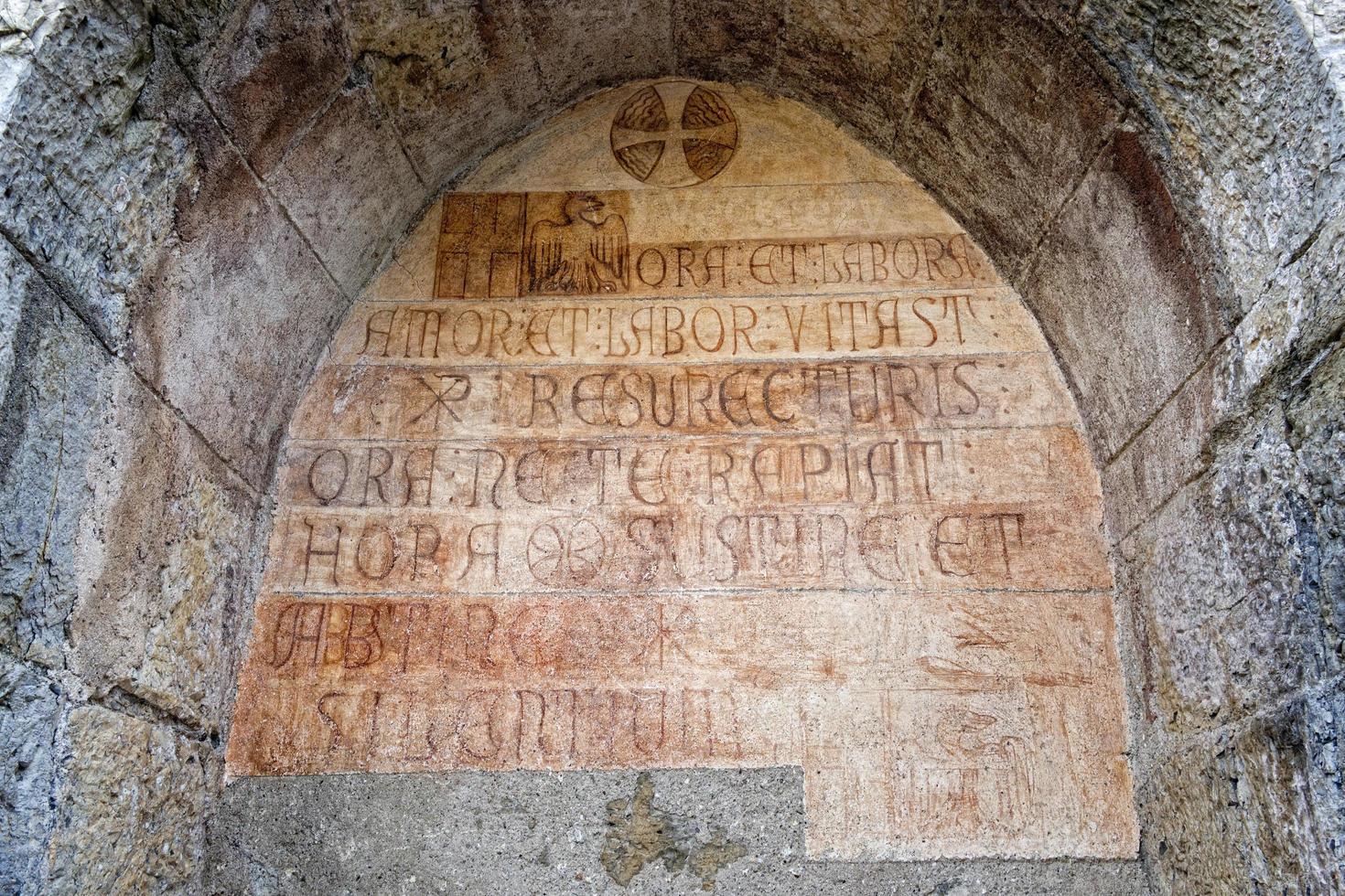 inscription latine médiévale à l'extérieur de l'église italienne photo