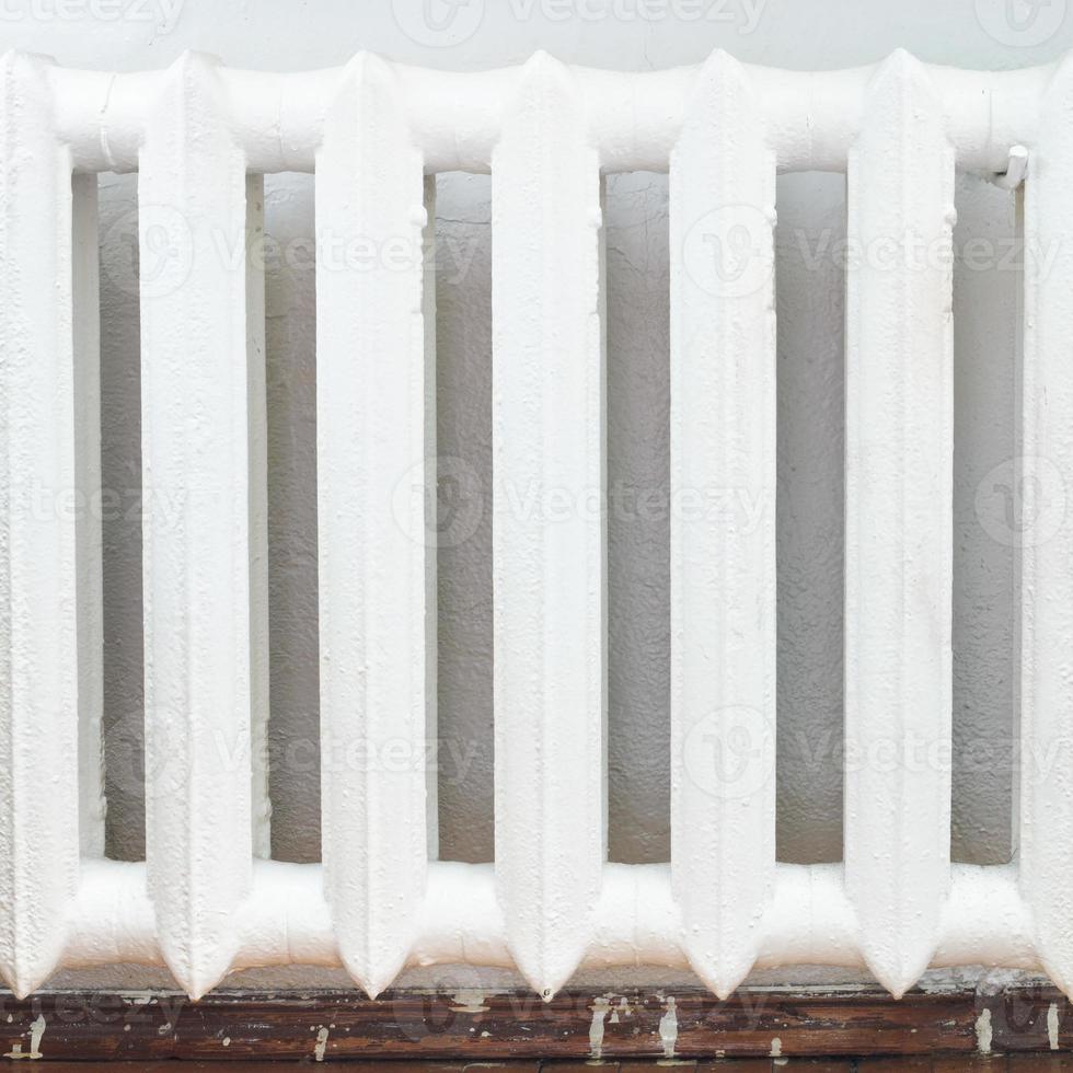 radiateur en fer de chauffage de l'eau dans la maison photo