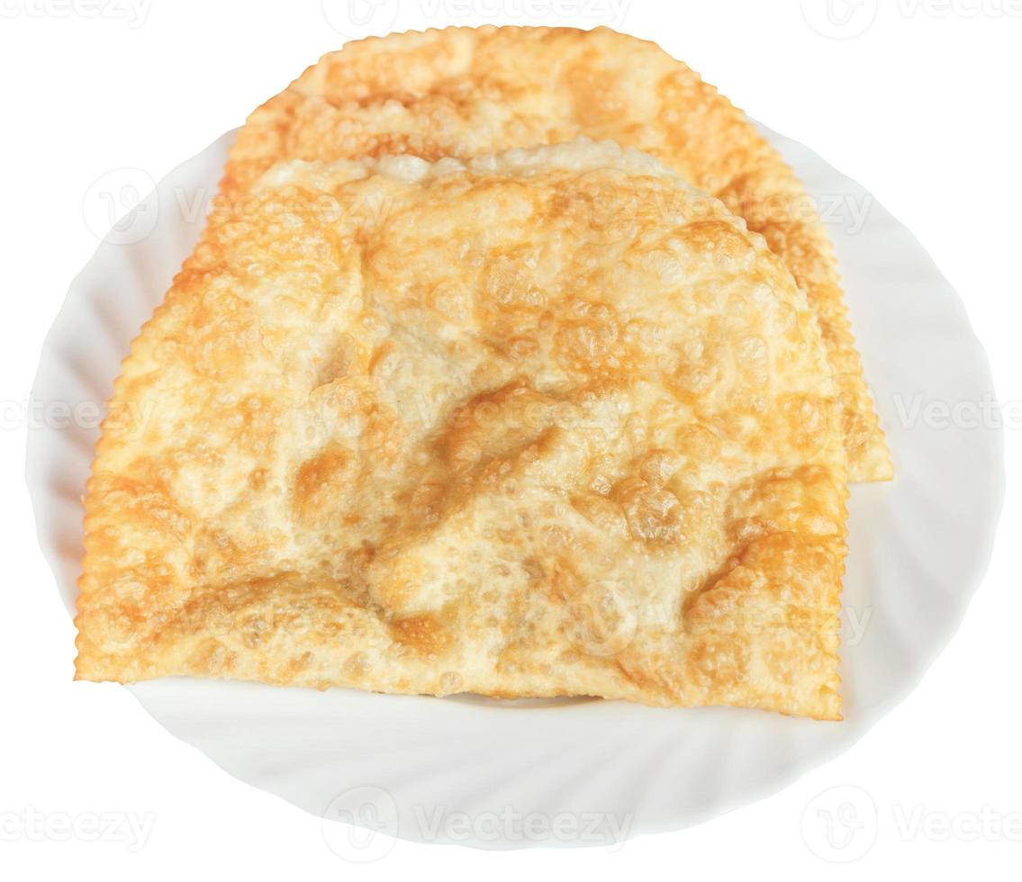 tarte chiburekki sur plaque blanche isolée photo