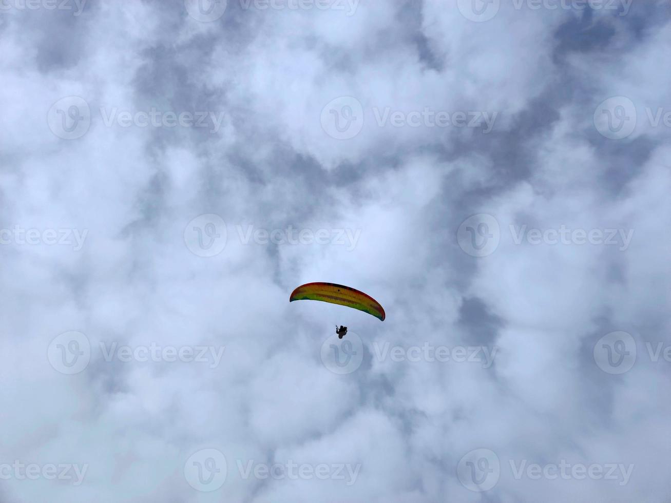 parapente sur ciel nuageux photo