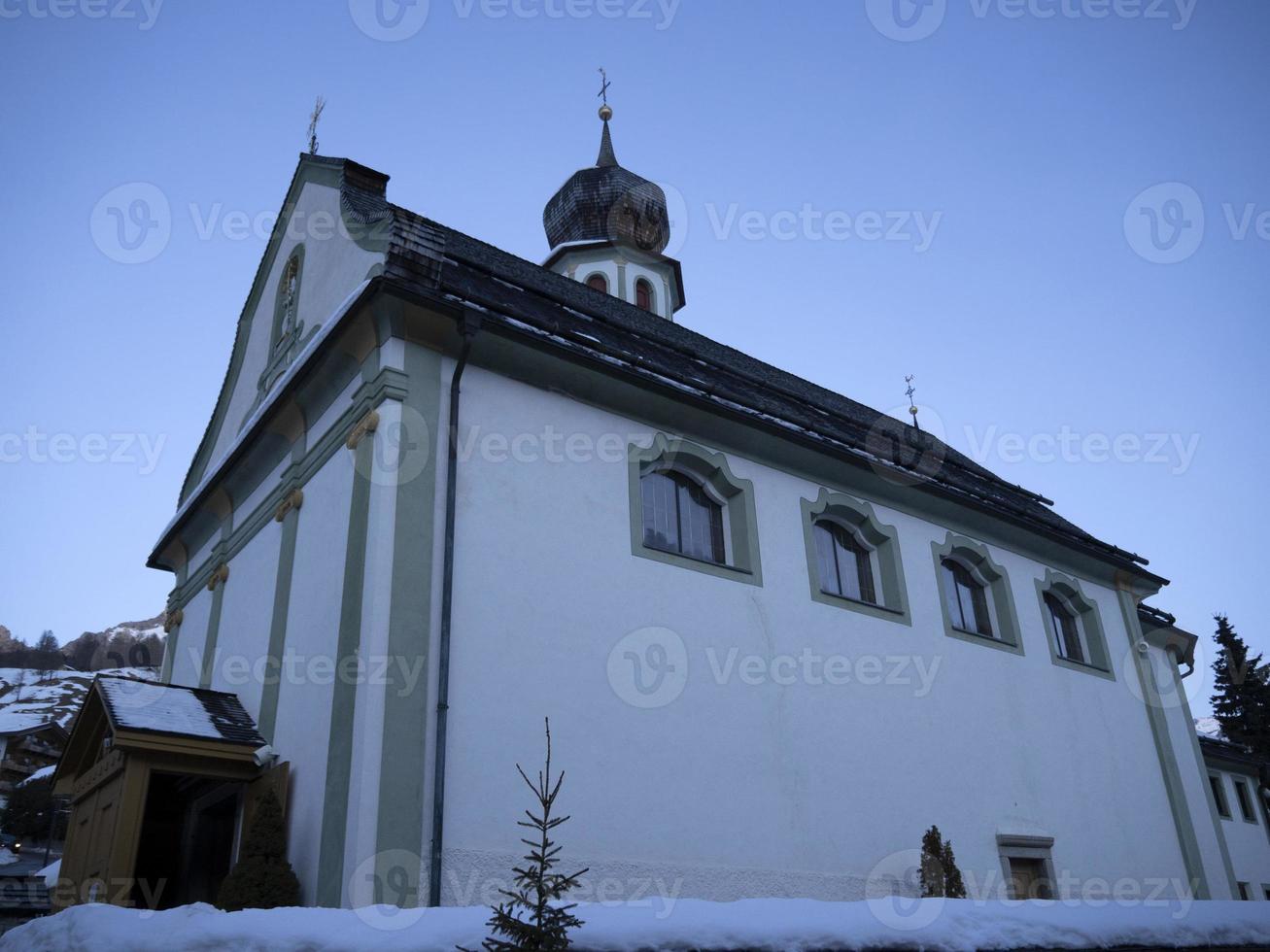 dolomites église san cassiano en hiver au coucher du soleil photo