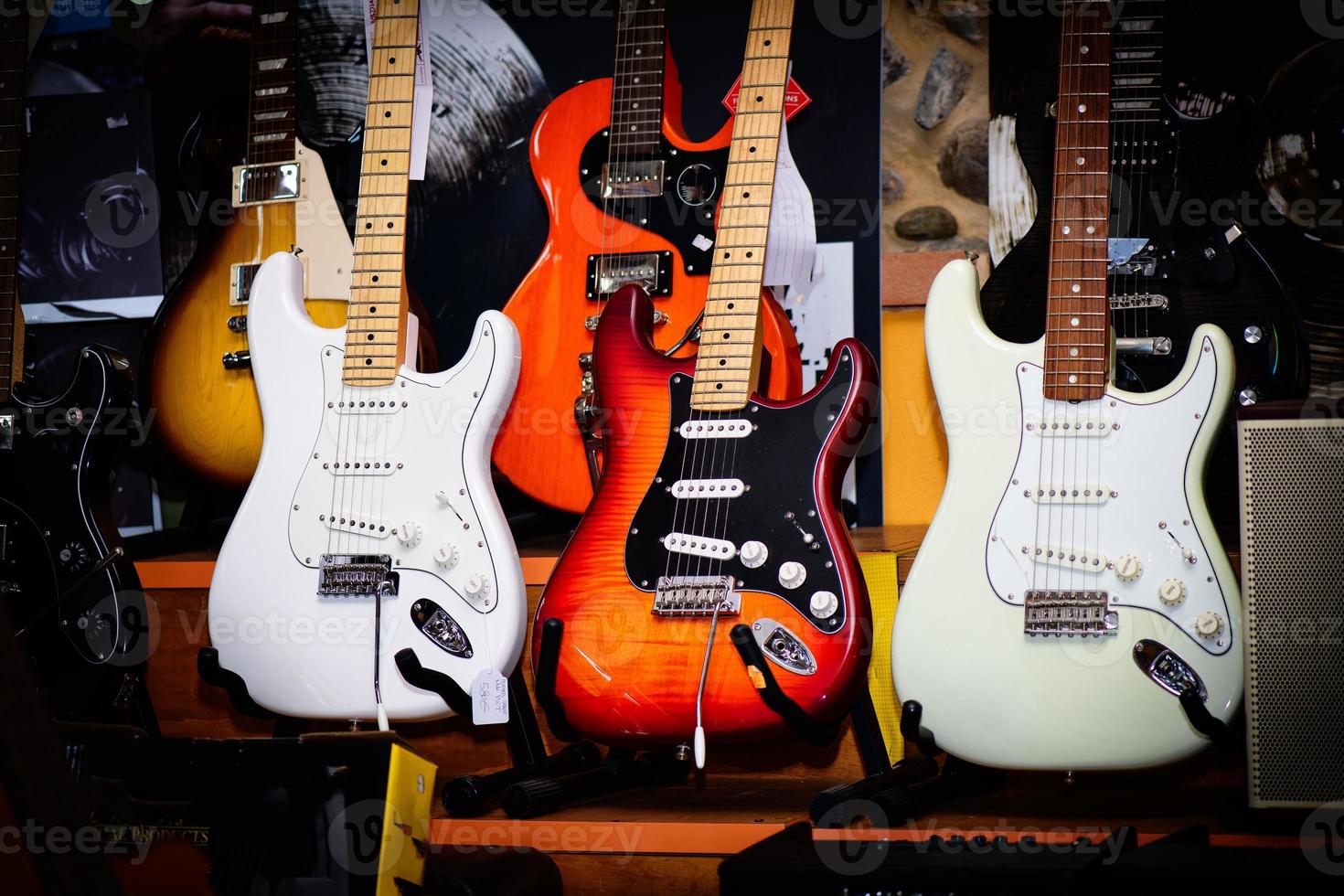 guitares électriques dans un magasin d'instruments de musique photo