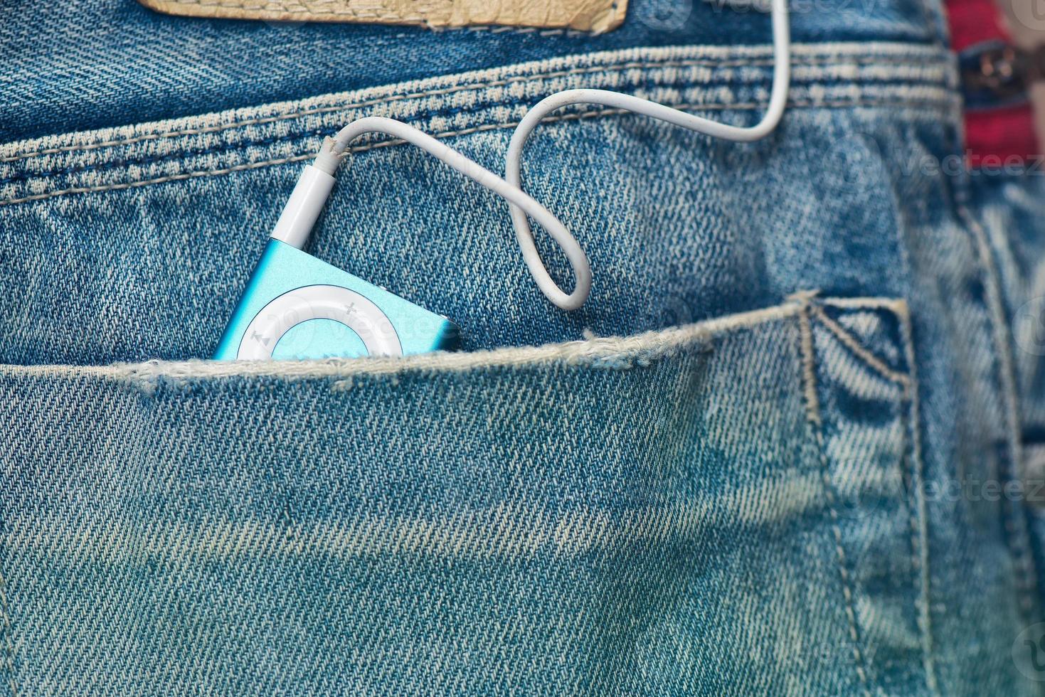 lecteur mp3 dans la poche du jean photo