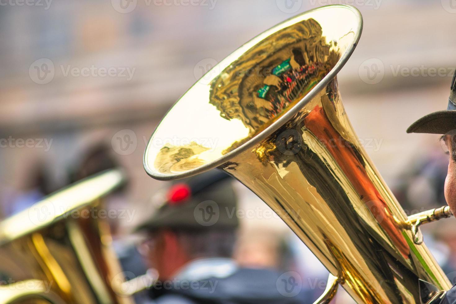 tuba basse dans une fanfare alpine lors d'un défilé de cérémonie militaire photo