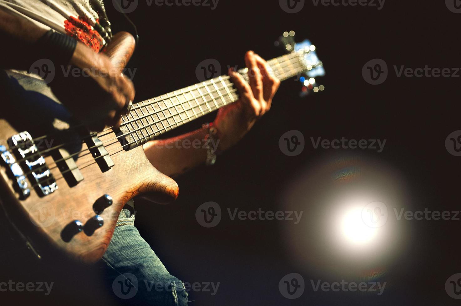 basse électrique jouée lors d'un concert photo