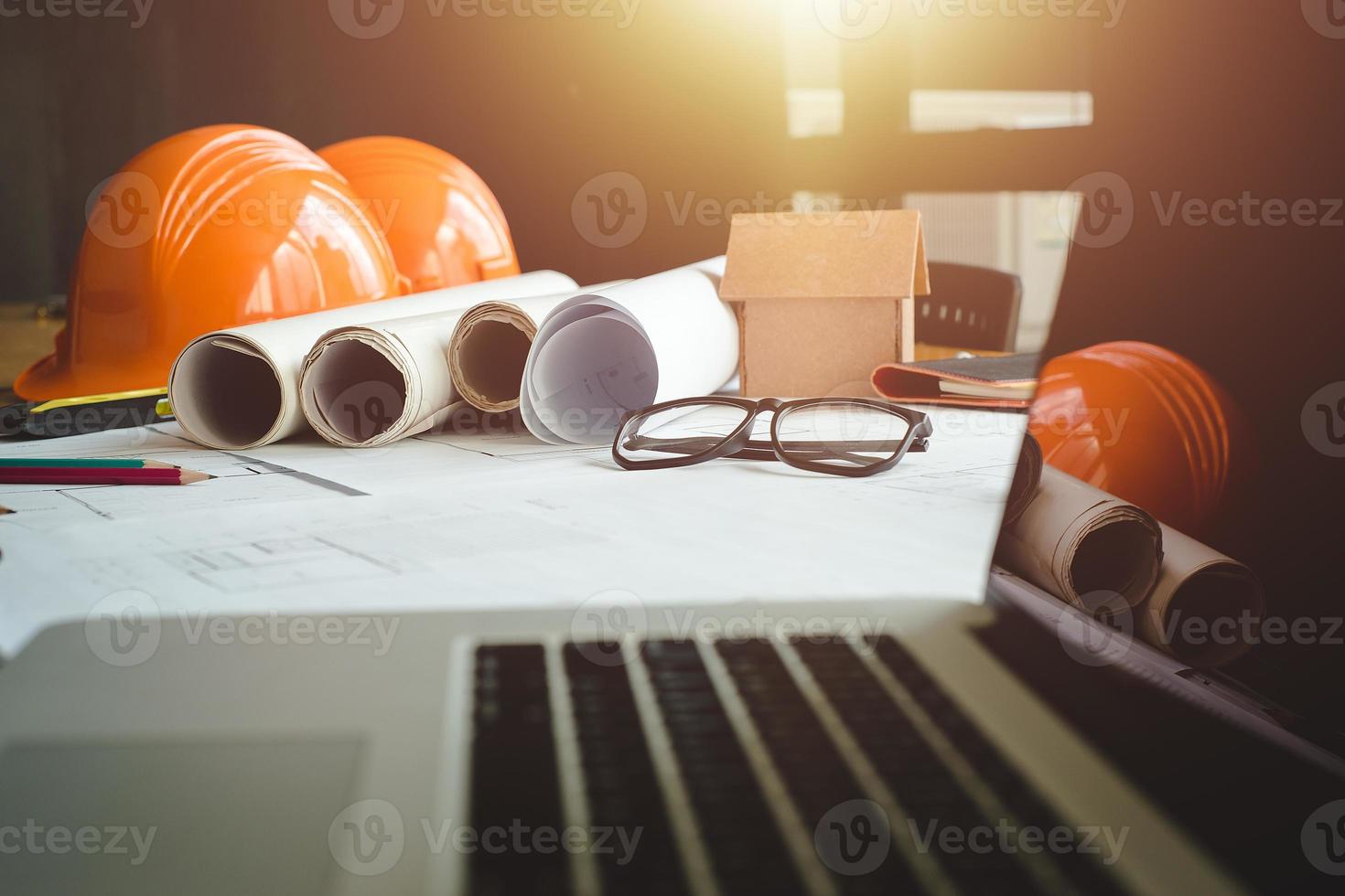 objets commerciaux de l'architecte sur le bureau avec des outils d'ingénieur et un analyseur d'architecte travaillant avec des plans et une maison modèle, concept de réunion d'équipe. concept d'idées de projet. effet vintage, mise au point sélective. photo