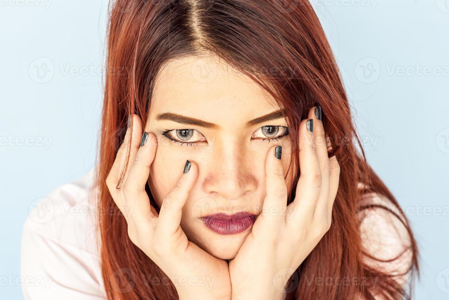 jeune femme sérieuse réfléchissant à quelque chose. photo