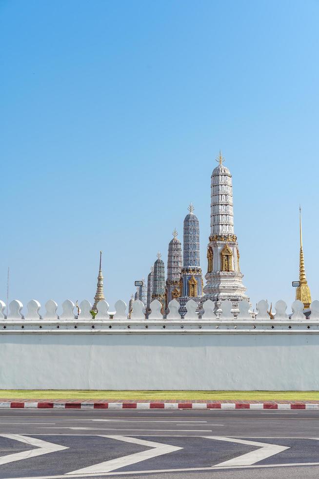 bangkok thaïlande 13 avril 2022 à l'extérieur du wat phra kaew, le temple du bouddha d'émeraude et le grand palais. bangkok luxueux palais royal. photo