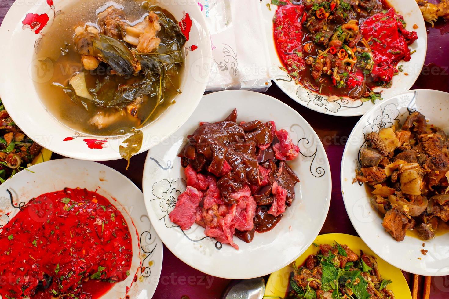 viande de chèvre de laboratoire, nourriture traditionnelle lao de sang de larb. certaines personnes aiment manger de la viande fraîche ou du sang. photo
