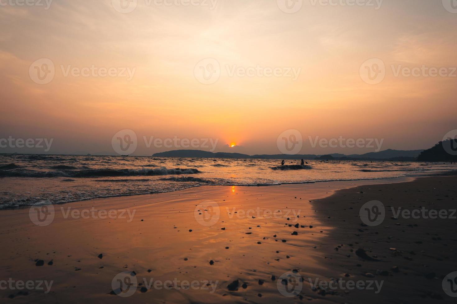 coucher de soleil orange en mer en été photo