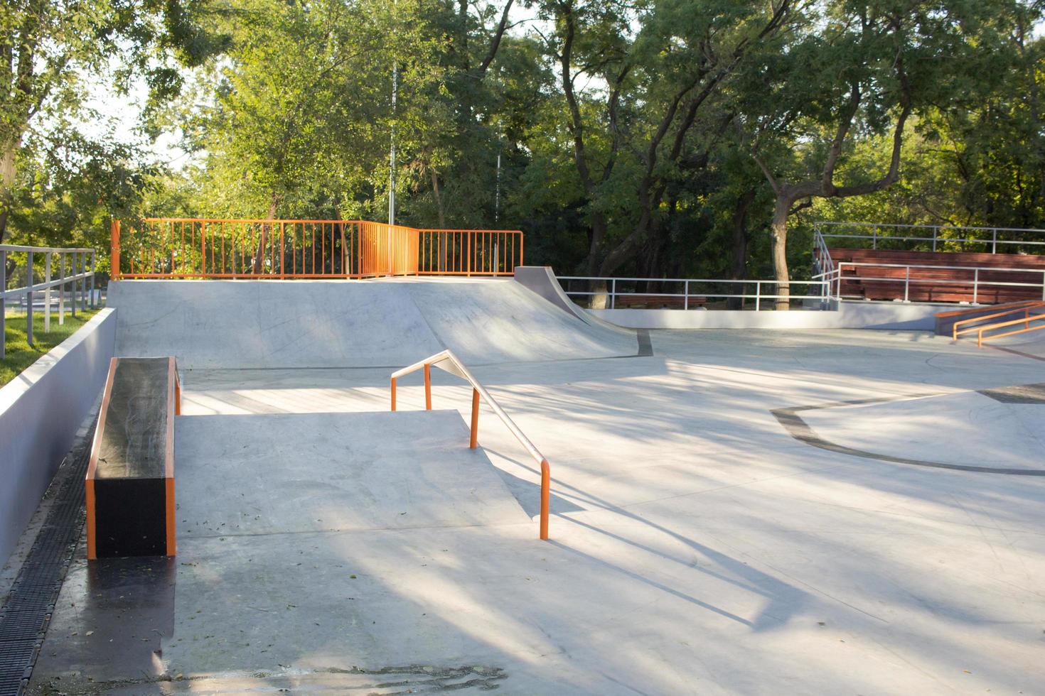 bmx rider formation et faire des tours dans la rue plaza, bicyxle cascadeur dans cocncrete skatepark photo