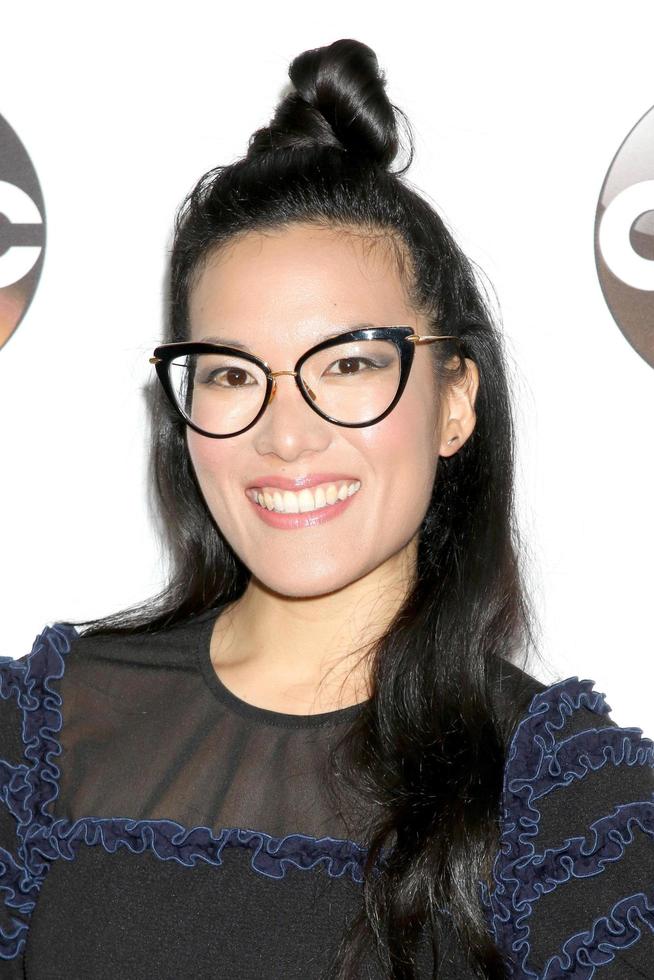 los angeles, jan 10 - ali wong à la fête d'hiver 2017 disney abc tv tca à l'hôtel langham le 10 janvier 2017 à pasadena, ca photo