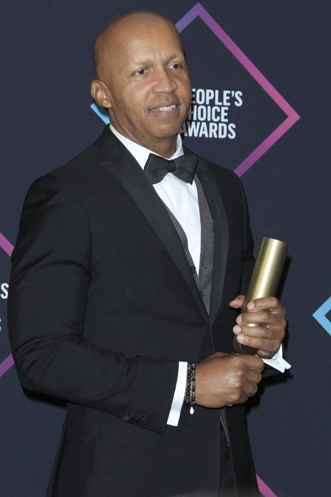 los angeles, nov 11 - bryan stevenson au peoples choice awards 2018 au barker hanger le 11 novembre 2018 à santa monica, ca photo